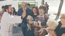 El padre Horacio Day en la bendición de las mascotas por el Día del Animal del 2025, la realiza todos los años. (Gentileza)