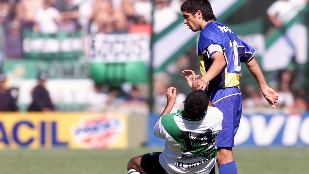 Román no soportó que le tocaran las nalgas y reaccionó violentamente, lo que provocó su primera expulsión en el fútbol argentino.
