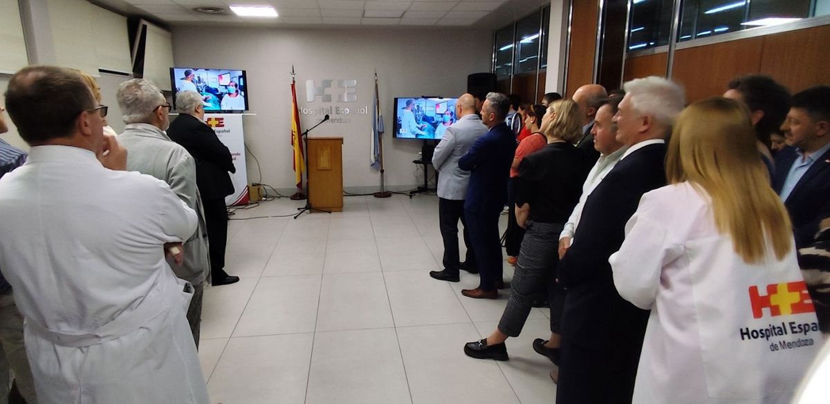 La demostración de la nueva tecnología fue seguida vía streaming a través del canal de YouTube del hospital. La demostración de la nueva tecnología fue seguida vía streaming a través del canal de YouTube del hospital.