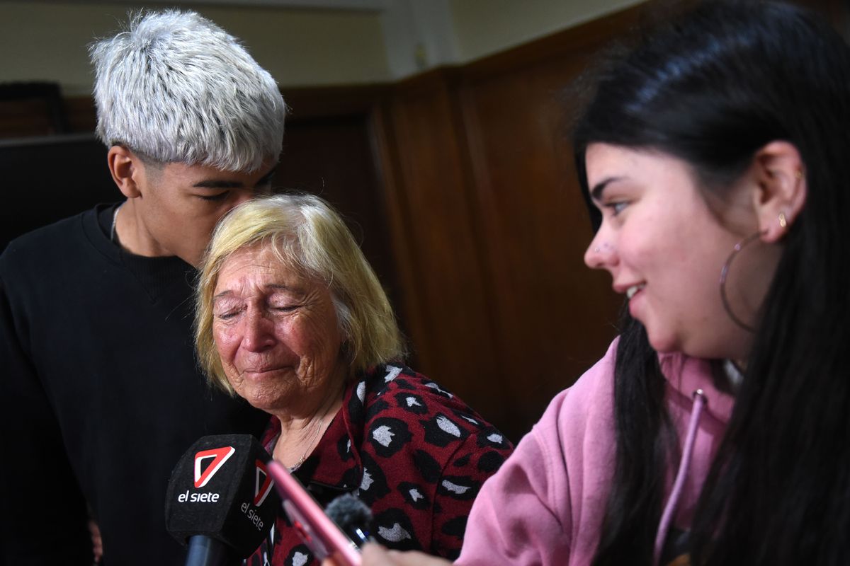 Juan y Malena junto a la tía abuela Beatriz, quien contó parte de la historia que a Malena le faltaba conocer. Juan y Malena junto a la tía abuela Beatriz, quien contó parte de la historia que a Malena le faltaba conocer.