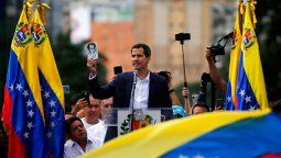 El líder de la oposición se declaró presidente encargado de Venezuela