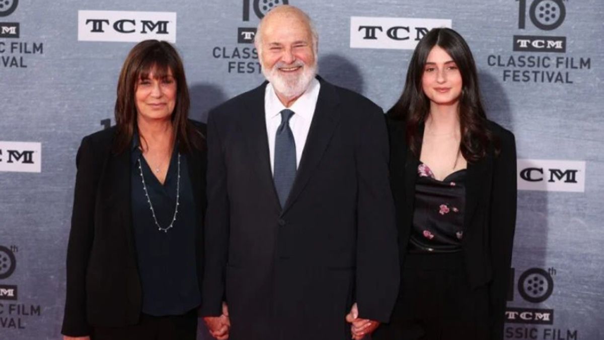 Rob Reiner y su esposa junto a su hija Romy, quien encontró al matrimonio asesinado en la mansión de Los Ángeles. Rob Reiner y su esposa junto a su hija Romy, quien encontró al matrimonio asesinado en la mansión de Los Ángeles.