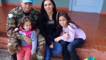 Un soldado paraguayo que da de beber tereré a un niño desnutrido en Haití conmueve en las redes