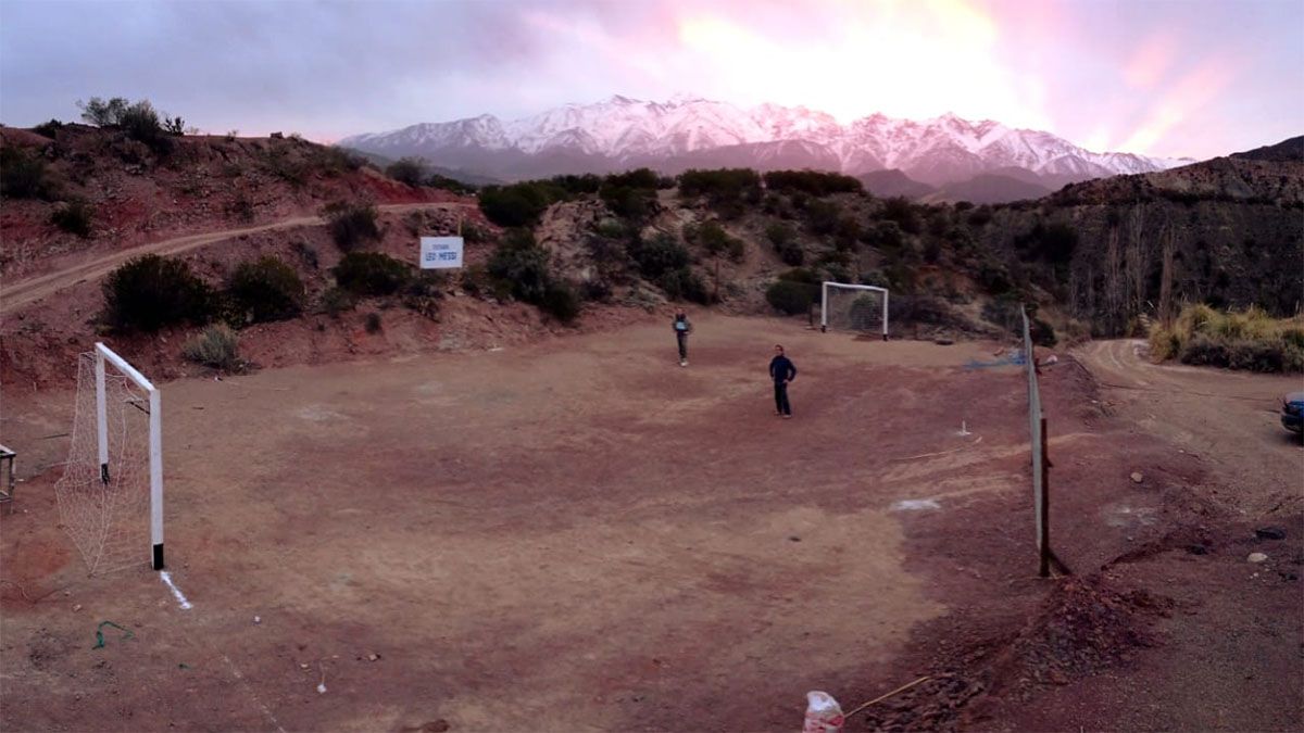 Hizo una cancha entre las montañas de Mendoza, le puso 