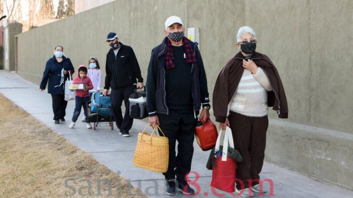 Nuevas restricciones. San Juan: reuniones sociales no, familiares sí pero al aire libre.