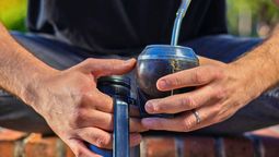 Te contamos cuál es la diferencia entre cebar y servir mate y por qué siempre decimos la primera Te contamos cuál es la diferencia entre cebar y servir mate y por qué siempre decimos la primera