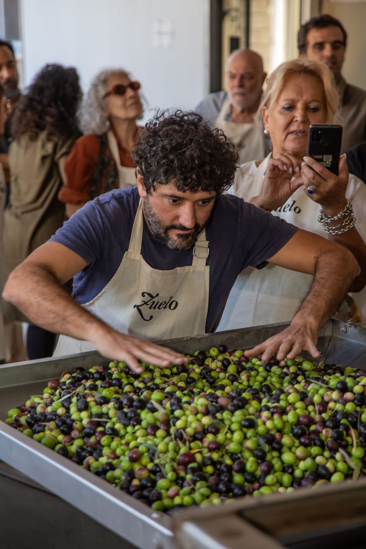 El vitralista Esteban Grimi, en plena faena.