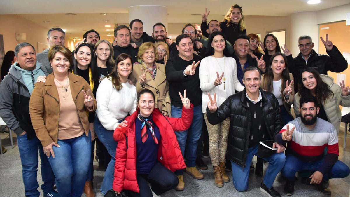 Reunión del Consejo Provincial, ampliado, del PJ, con Parisi y Destéfanis en el centro de la escena.