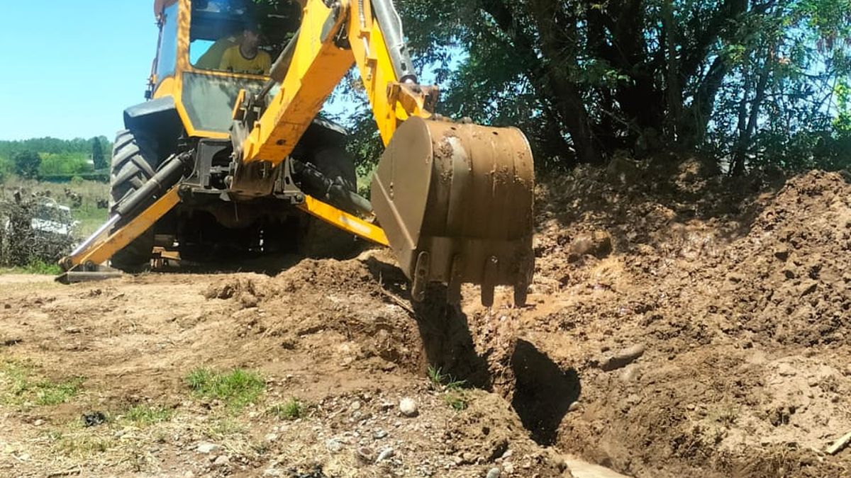 Con motoniveladoras, la Municipalidad de Luján de Cuyo trabajó para desagotar las calles anegadas. Con motoniveladoras, la Municipalidad de Luján de Cuyo trabajó para desagotar las calles anegadas.