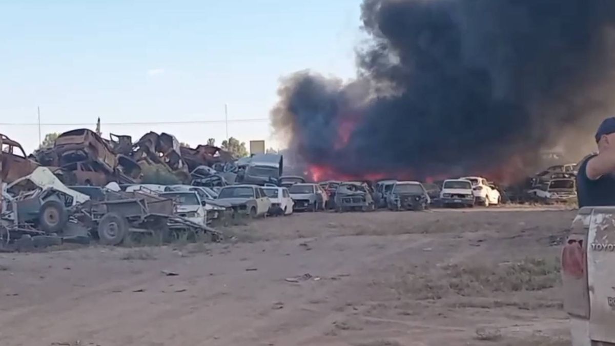 Así se ve el incendio de la playa de secuestro de vehículos de San Martín