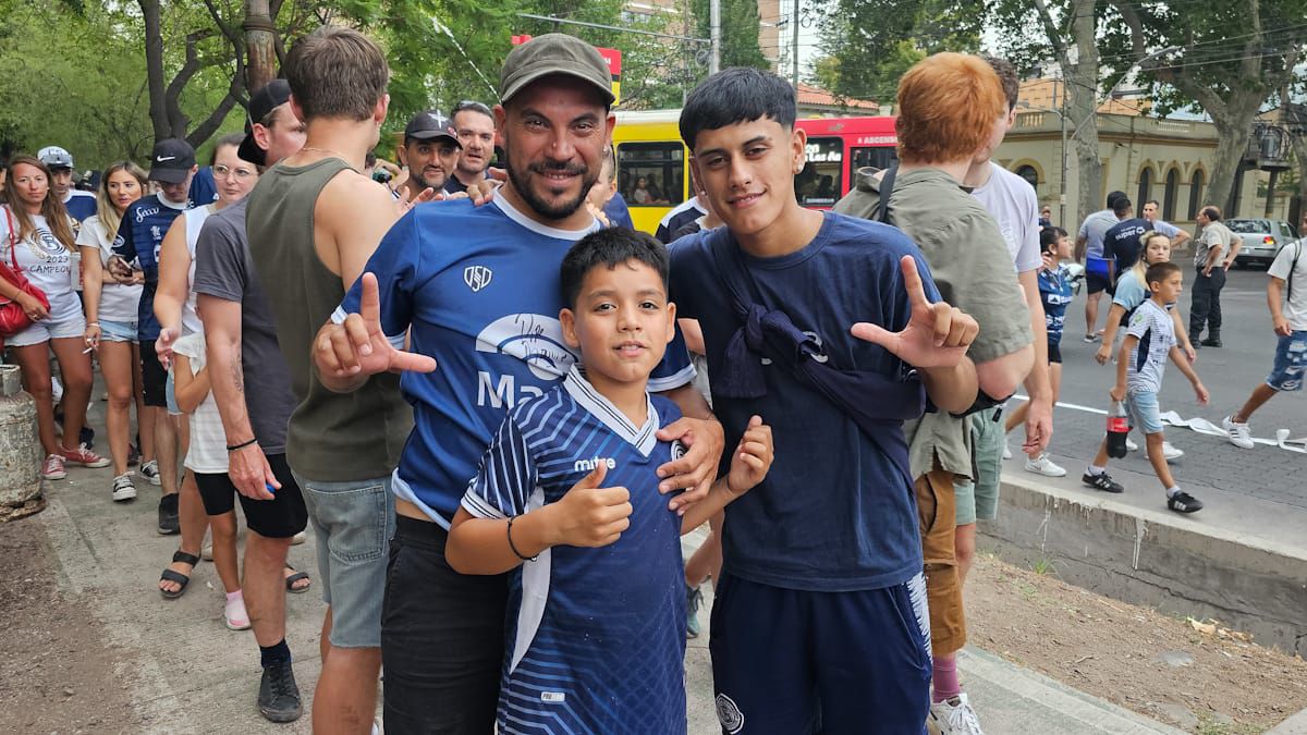 Los hinchas azules llegaron temprano al Gargantini (UNO/Nicolás Ríos) Los hinchas azules llegaron temprano al Gargantini (UNO/Nicolás Ríos)