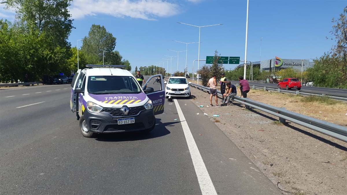 Personal de Tránsito intervino en el accidente de este viernes en el Acceso Sur.