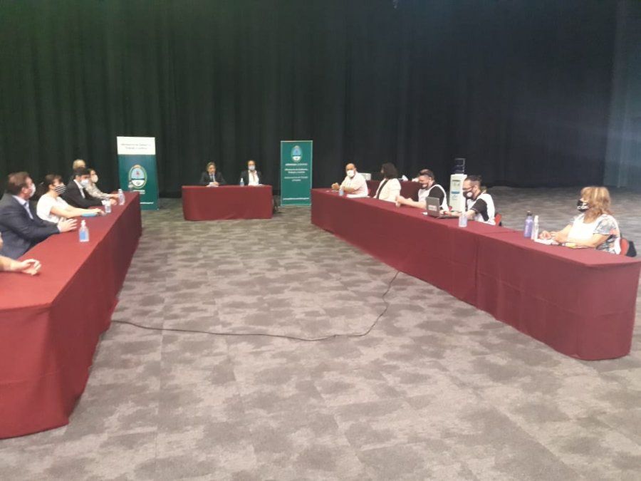 En la reapertura de las paritarias docentes, el Gobierno se mantuvo en su postura de que no podrá dar aumentos salariales.