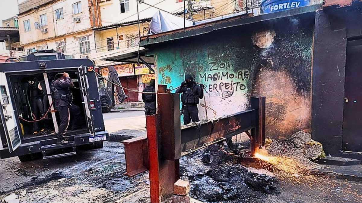 Según algunas fuentes, las favelas de Río se convirtieron en  Según algunas fuentes, las favelas de Río se convirtieron en