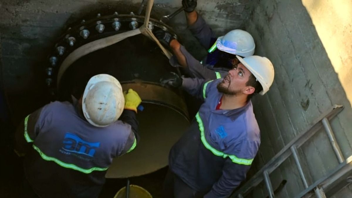 Durante el corte de agua, los trabajadores de AYSAM instalarán tres nuevos caudalímetros en el Gran Mendoza. Se calcula que la inversión ronda los U$S 300.000. Durante el corte de agua, los trabajadores de AYSAM instalarán tres nuevos caudalímetros en el Gran Mendoza. Se calcula que la inversión ronda los U$S 300.000.