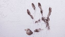 Dile adiós a las manchas de dedos en la pared con estos trucos caseros