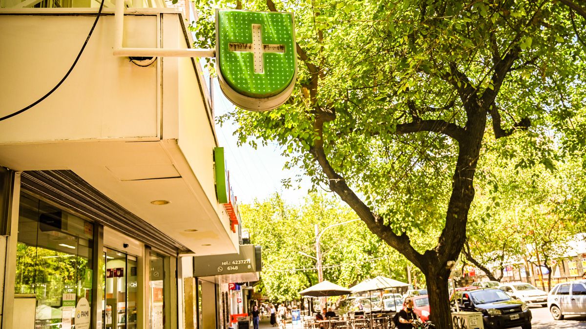 En 48 farmacias de Mendoza se vacuna contra el Covid.