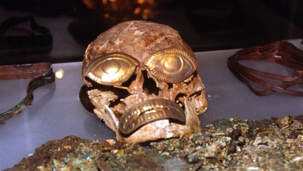 Los nobles de Sipán adornaban su rostro con joyas de oro, como estos ornamentos funerarios en forma de ojos. Fuente: National Geographic Los nobles de Sipán adornaban su rostro con joyas de oro, como estos ornamentos funerarios en forma de ojos. Fuente: National Geographic