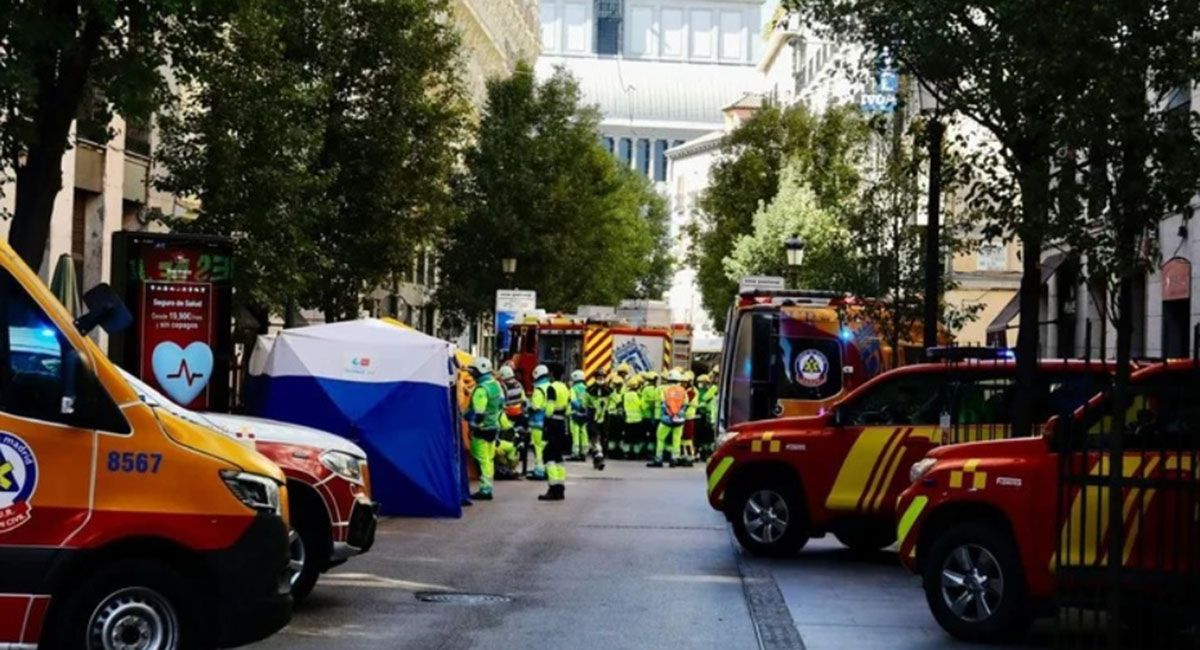 Dos personas murieron al derrumbarse un edificio en construcción en el centro de Madrid, y otras se encuentran desaparecidas. Dos personas murieron al derrumbarse un edificio en construcción en el centro de Madrid, y otras se encuentran desaparecidas.