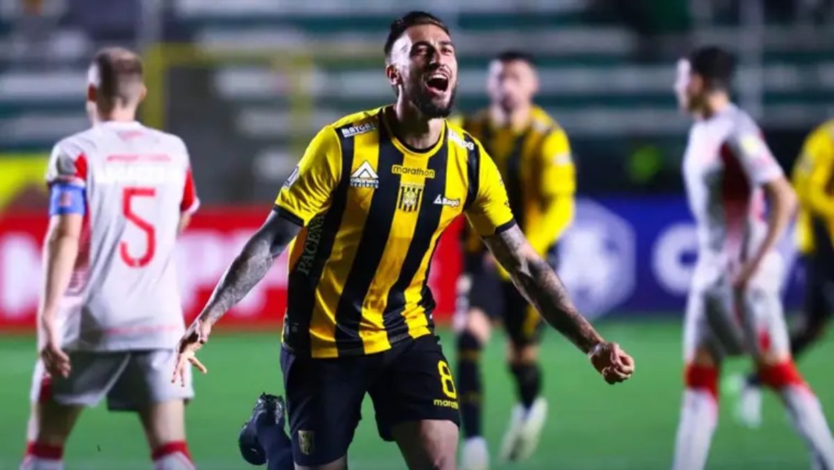 Lucino Ursino anotó el gol del triunfo para The Strongest en una jugada muy protestada por la gente de Estudiantes de La Plata. Lucino Ursino anotó el gol del triunfo para The Strongest en una jugada muy protestada por la gente de Estudiantes de La Plata.