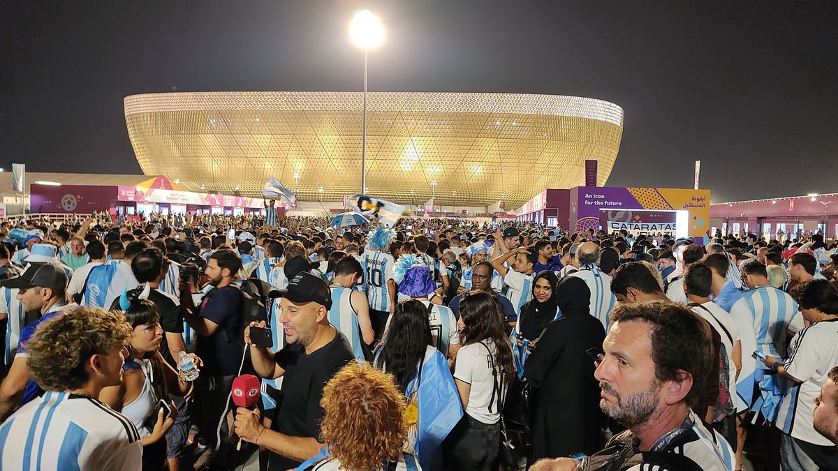 Hinchas argentinos en la previa del partido de Argentina contra México en el estadio Lusail.