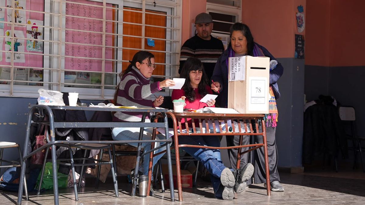 Las elecciones legislativas del 26 de octubre serán unificadas con la Nación por lo que las provincias costean una parte de la impresión de boletas y de la logística y otra parte la paga el Gobierno nacional. 