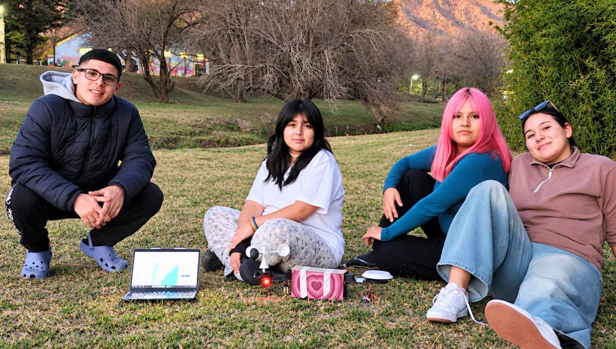 Maximiliano Occhiuzzi, Ail&eacute;n Mier, Mayra Equice y Brenda Cardozo estudiantes del Instituto T&eacute;cnico Nuestra Se&ntilde;ora de F&aacute;tima, de Villa Soldati, creadores de FireNova.