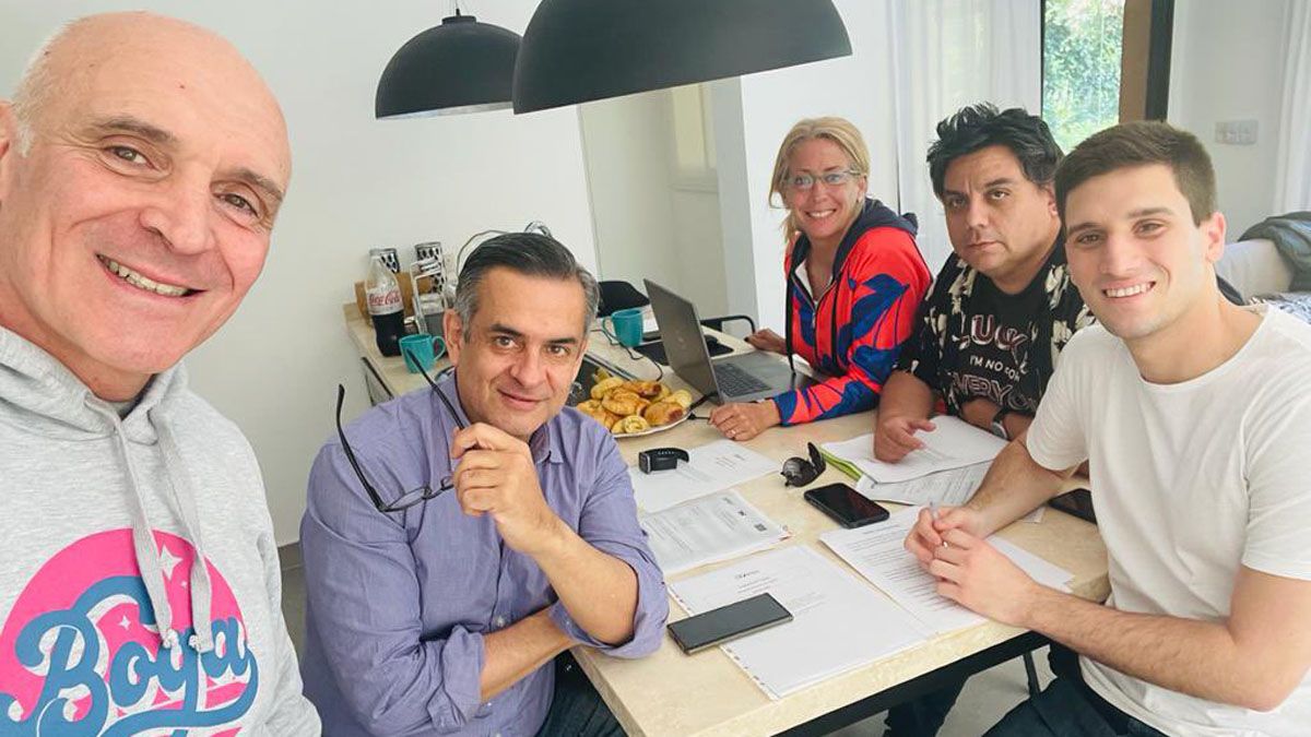 Desayuno de trabajo. José Luis Espert se reunió este domingo con su equipo en el que está el mendocino Luis Rosales.