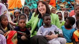 Virginia Gamba con los niños africanos.