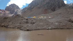 Plaza Argentina, en el acceso del Cerro Aconcagua, su ascenso quedó restringido por la formación de dos lagunas.