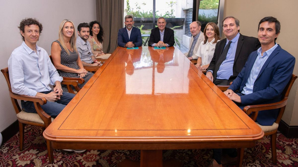 Ulpiano Suarez con representantes del Consejo Empresario Mendocino. Ulpiano Suarez con representantes del Consejo Empresario Mendocino.