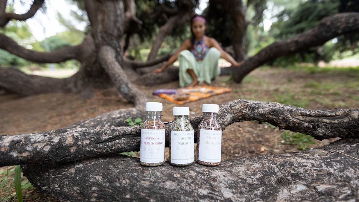 Los blends los vende en frasquitos de plástico pero son recargables y hace un descuento por llevarlo para rellenar. Los blends los vende en frasquitos de plástico pero son recargables y hace un descuento por llevarlo para rellenar.