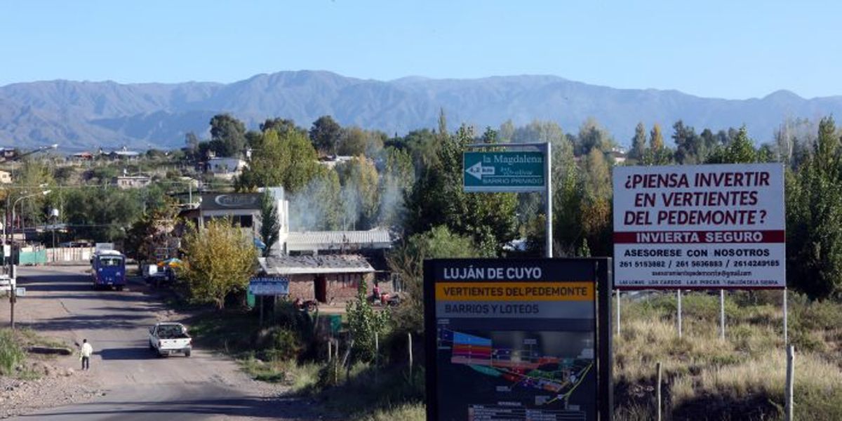 Barrios en el piedemonte de Luján de Cuyo (Foto Prensa Gobierno de Mendoza).