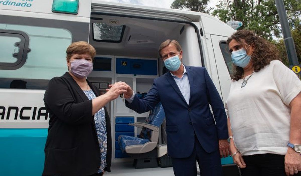 La directora del SEC, Inés Valencia, en la presentación de ambulancias que hicieron el gobernador y la ministra Nadal en noviembre del año pasado