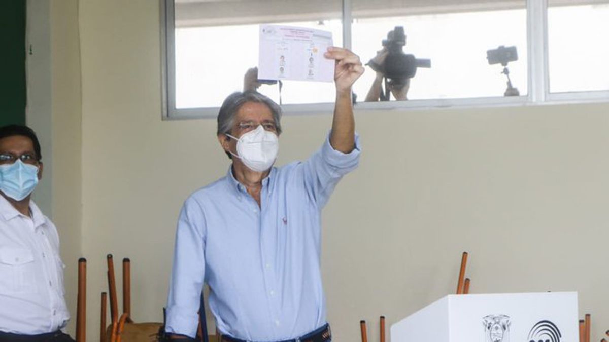 El conservador Guillermo Lasso derrota por cinco puntos de ventaja a su rival Andrés Arauz. Ambos se dieron como ganadores en las elecciones presidenciales. 