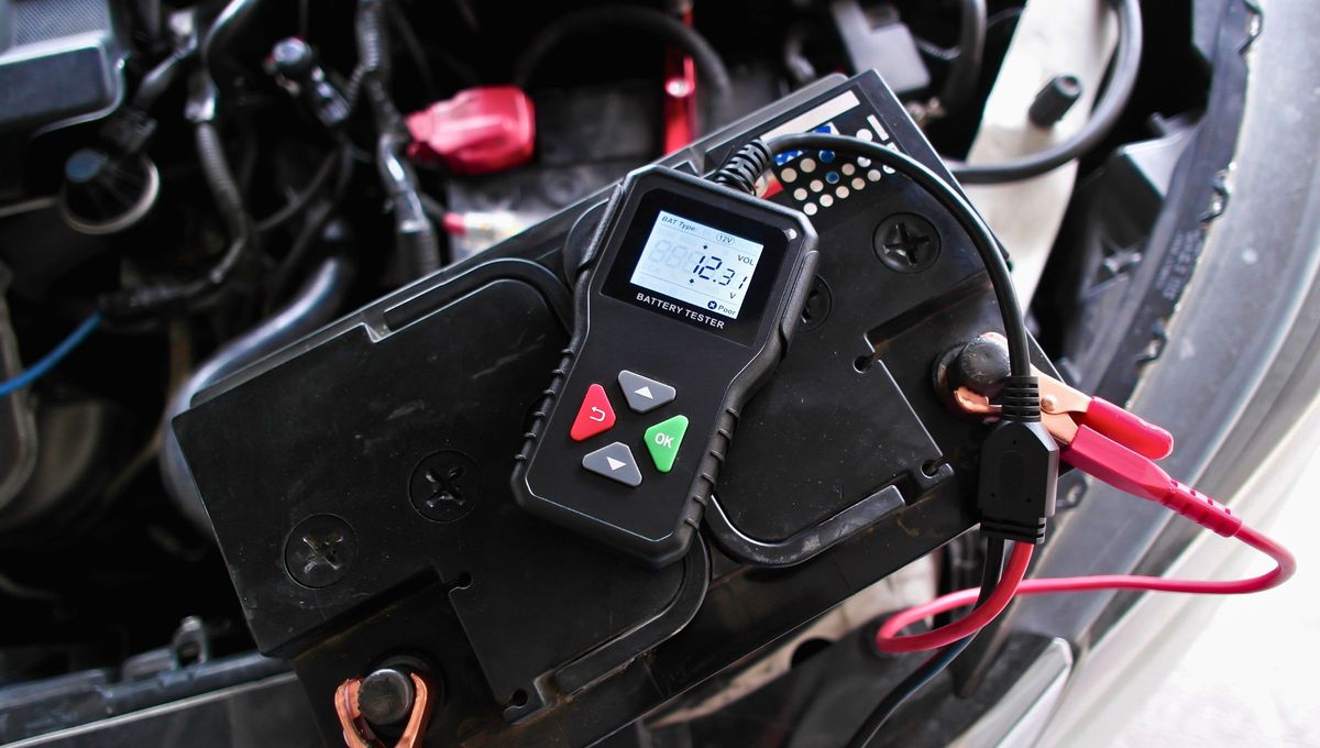 Con algunas precauciones podrás transformar una vieja batería de auto en una fuente de energía para la casa. Con algunas precauciones podrás transformar una vieja batería de auto en una fuente de energía para la casa.