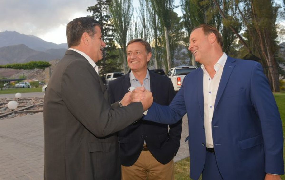 El vicegobernador Mario Abed, Rodolfo Suarez y el presidente de la C&aacute;mara de la Construcci&oacute;n en Mendoza, Jos&eacute; Candeloro.