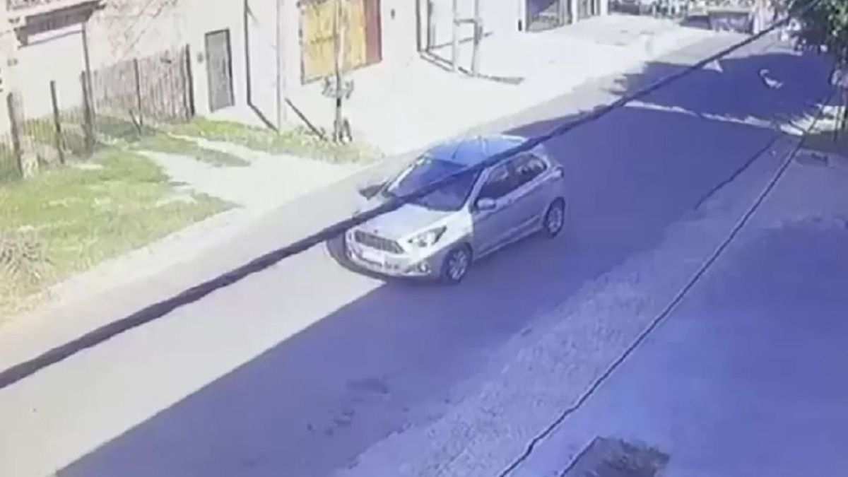 Murió baleada la hija de un custodio de Patricia Bullrich en un intento de asalto. El Ford Ka gris en que iba el policía y la niña Murió baleada la hija de un custodio de Patricia Bullrich en un intento de asalto. El Ford Ka gris en que iba el policía y la niña