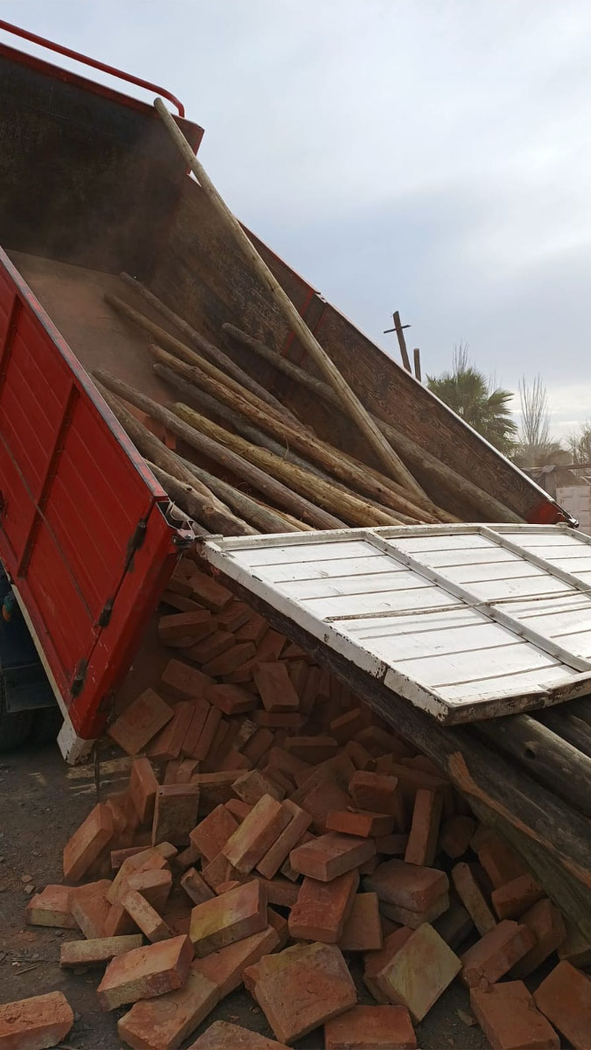 Empresarios del Este de Mendoza se unieron para ayudar a la familia a tener una casa de material.