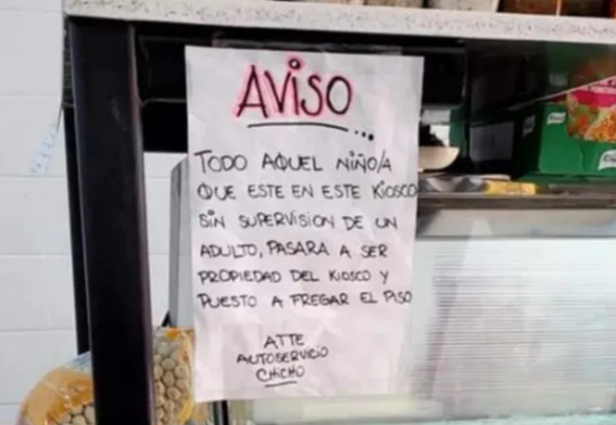 Graciosa medida. El ocurrente cartel de un kiosco para padres que descuidan a sus hijos.