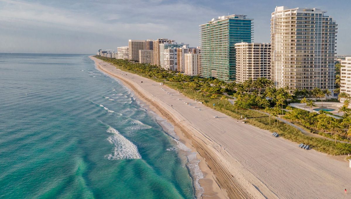 EL Centro Nacional de Huracanes emitió un aviso de tormenta tropical para Florida y podría llegar a Miami.  