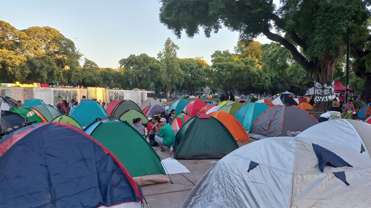 Fueron multados y denunciados los miembros de la Unidad Piquetera en Mendoza por contrar el tránsito y por acampar en la plaza Independencia.