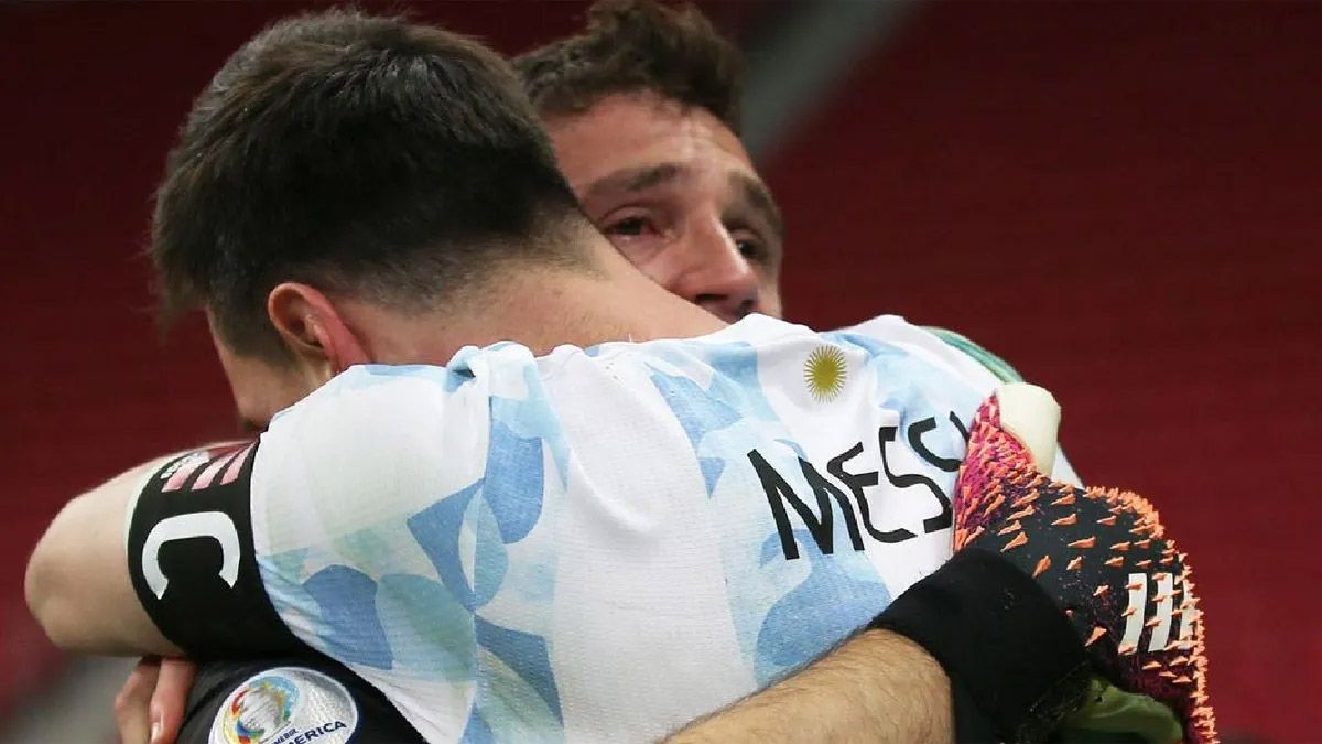 El Dibu Martínez y una bella imagen con Lionel Messi, tras la coronación en la Copa América 2021.