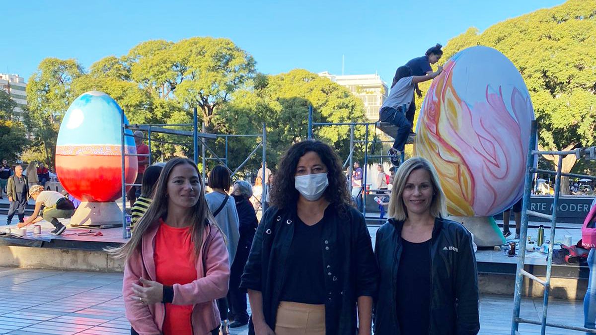 Hasta el domingo podrán verse en Plaza Independencia los huevos de pascua gigantes.&nbsp;