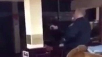 Video: un hombre acuchilló a otro en una sinagoga y fue acribillado por la policía
