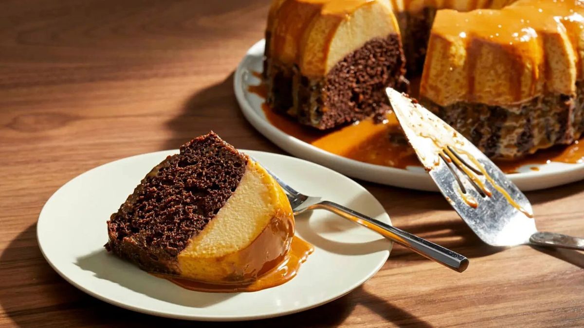 La torta imposible tiene una receta sencilla que combina el bizcochuelo de chocolate con el flan casero. Foto: gentileza mccormick.