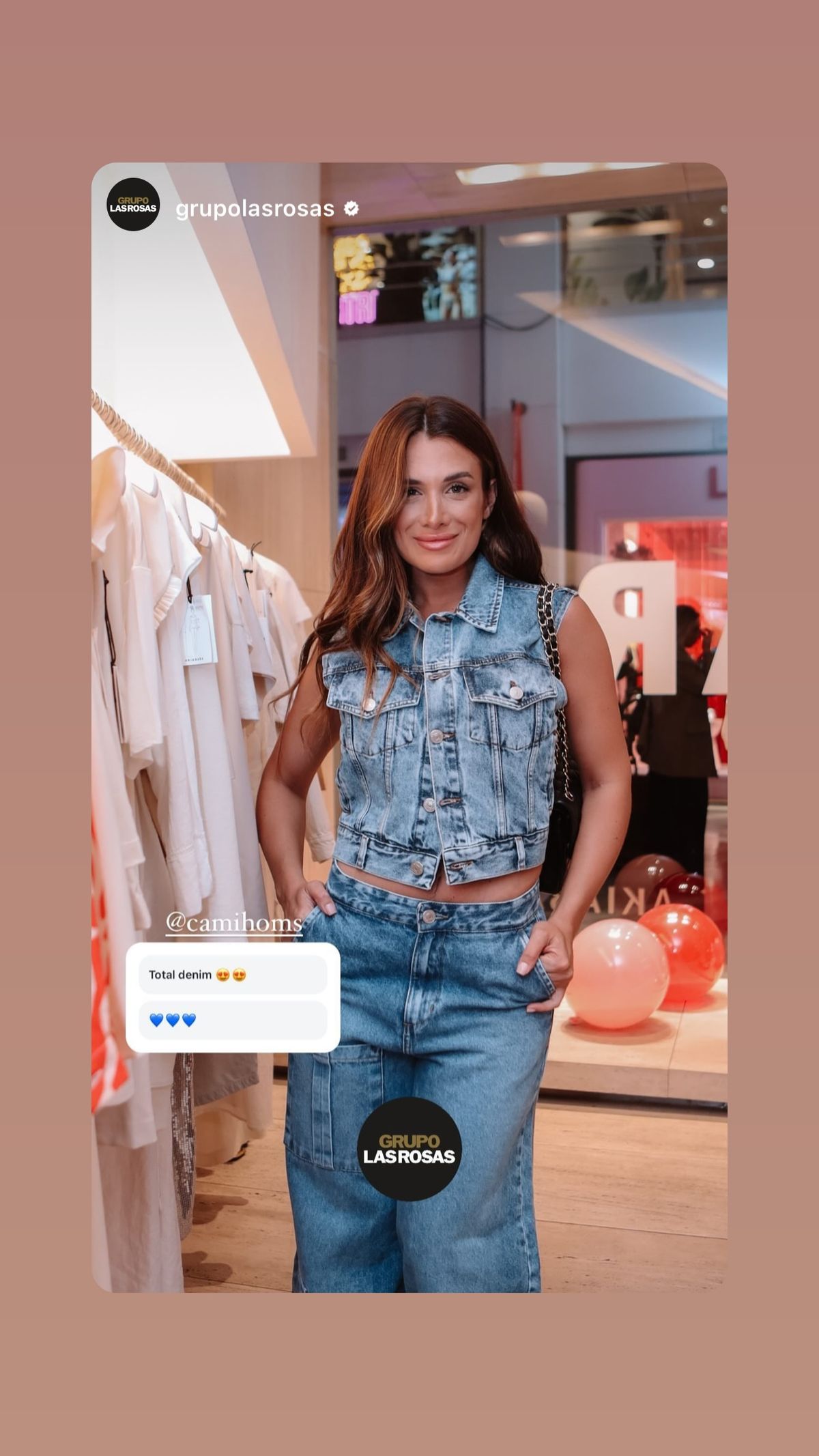 Camila Homs se suma al total denim en clave ceñido ultra XS y paraliza la primavera.
