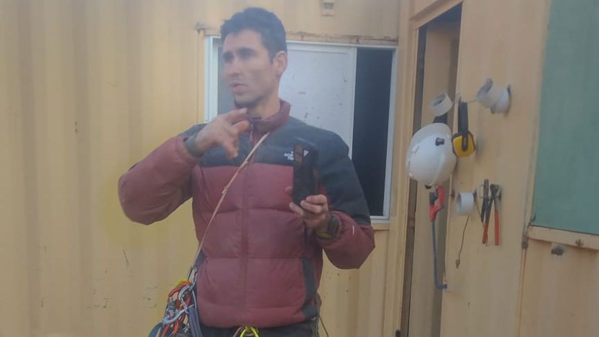 Patricio Rojas, militar chileno ya en Horcones, rescatado de la Quebrada de Matienzo en perfectas condiciones. Patricio Rojas, militar chileno ya en Horcones, rescatado de la Quebrada de Matienzo en perfectas condiciones.