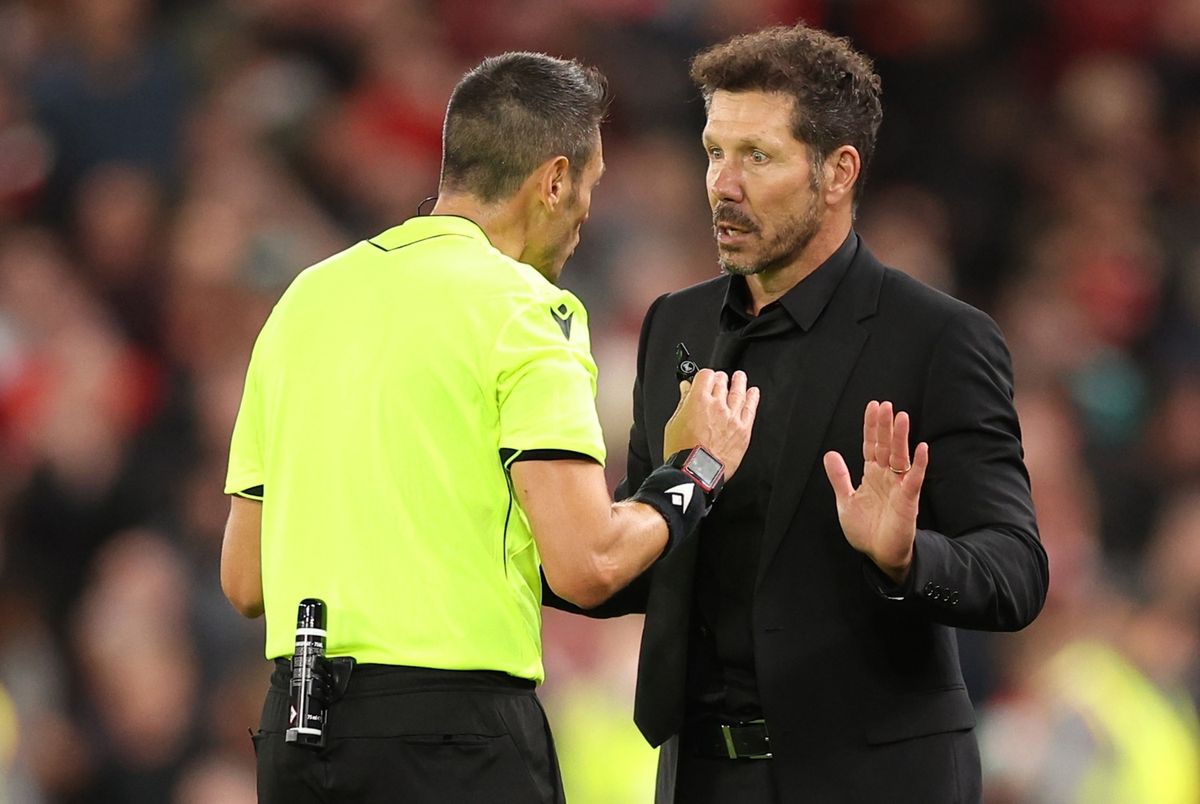 El director técnico del Coclchonero vio la roja sobre el final del encuentro.