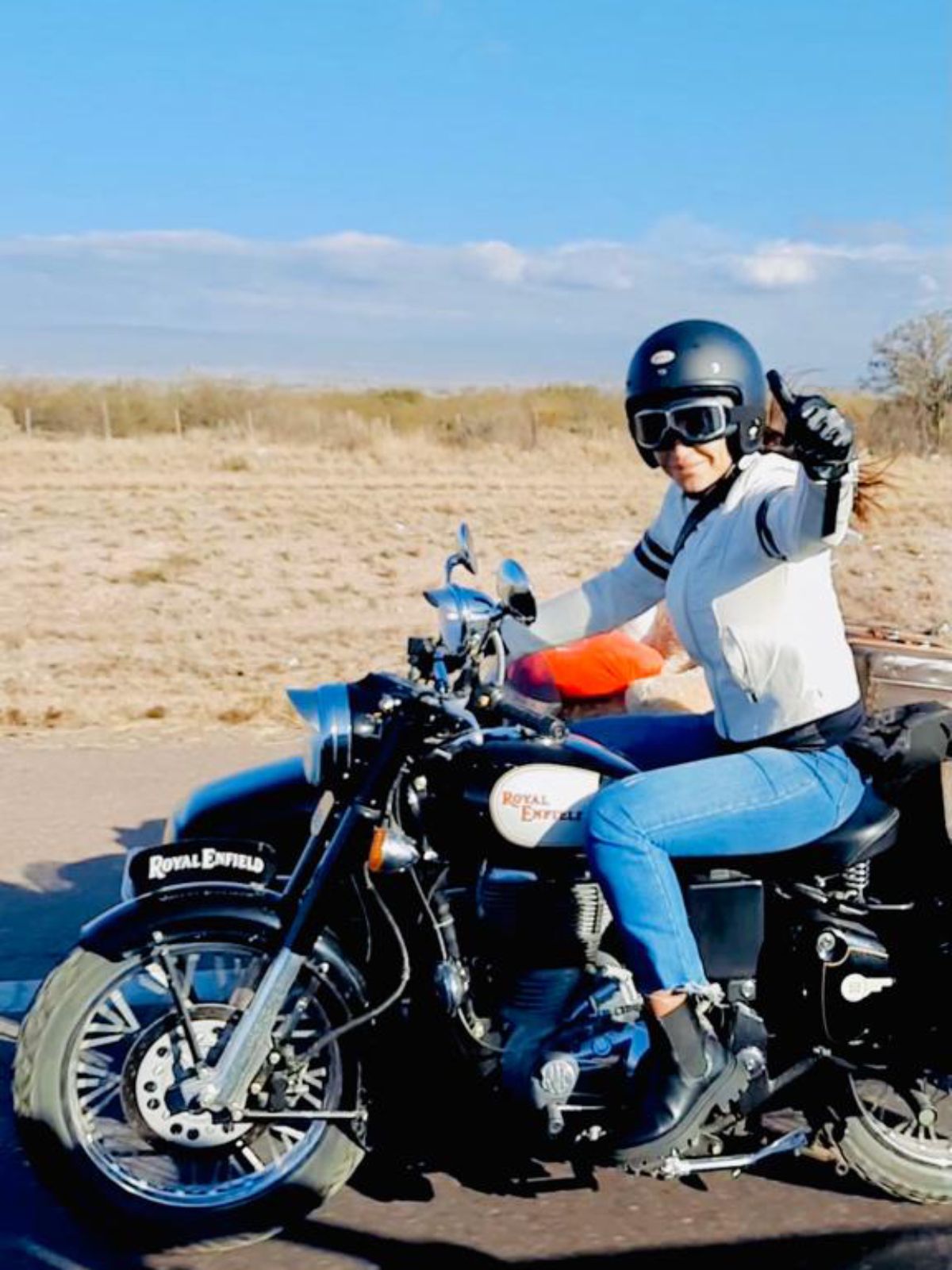 Carina Cáceres cambió su moto por otra con sidecar para tomar la Ruta 40 y llevar junto a sus amigas motoqueras regalos a los niños carenciados de Tupungato. Carina Cáceres cambió su moto por otra con sidecar para tomar la Ruta 40 y llevar junto a sus amigas motoqueras regalos a los niños carenciados de Tupungato.